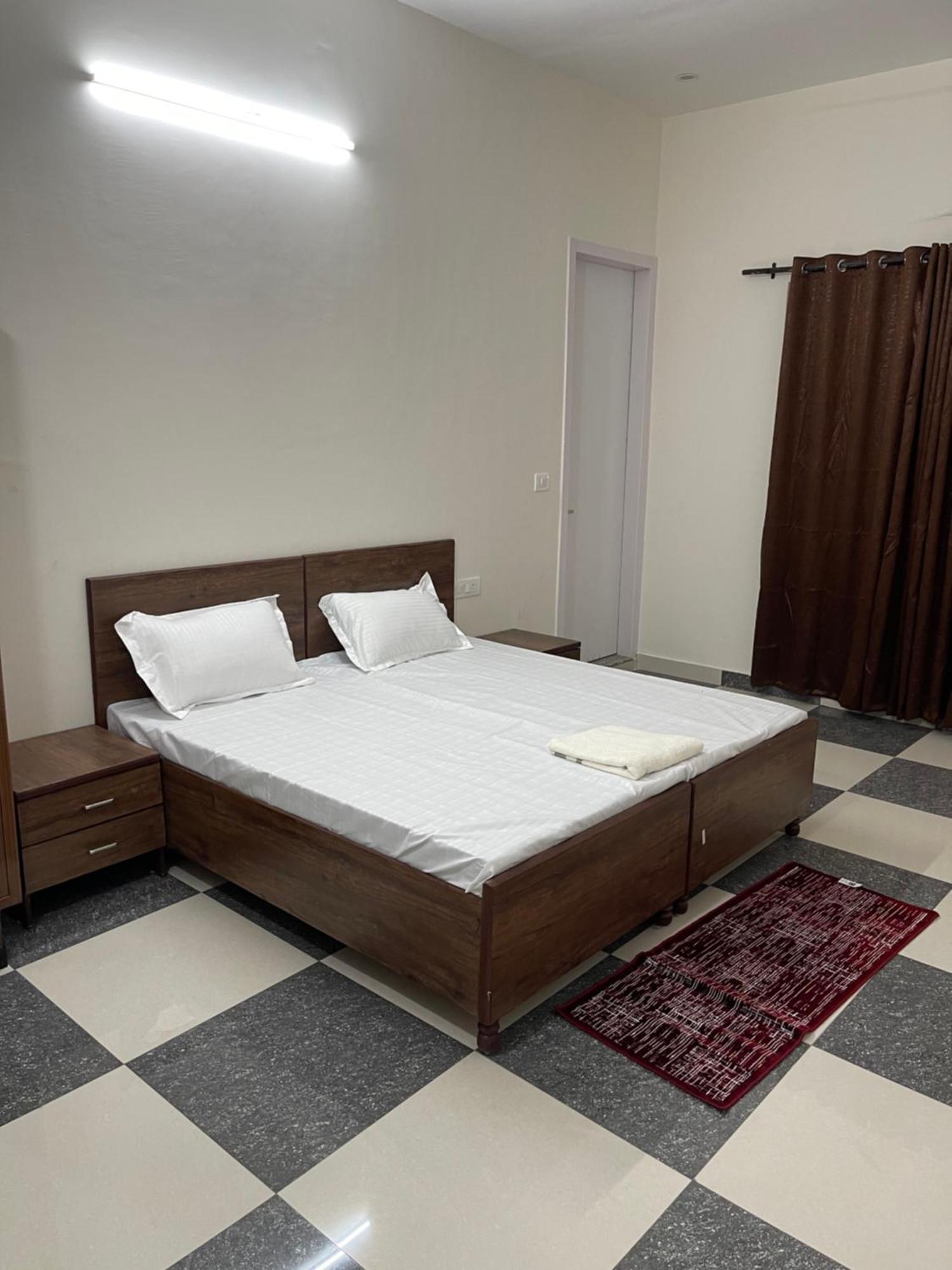 Shrinath Residency Hotel เกรทเตอร์นอยดา ภายนอก รูปภาพ