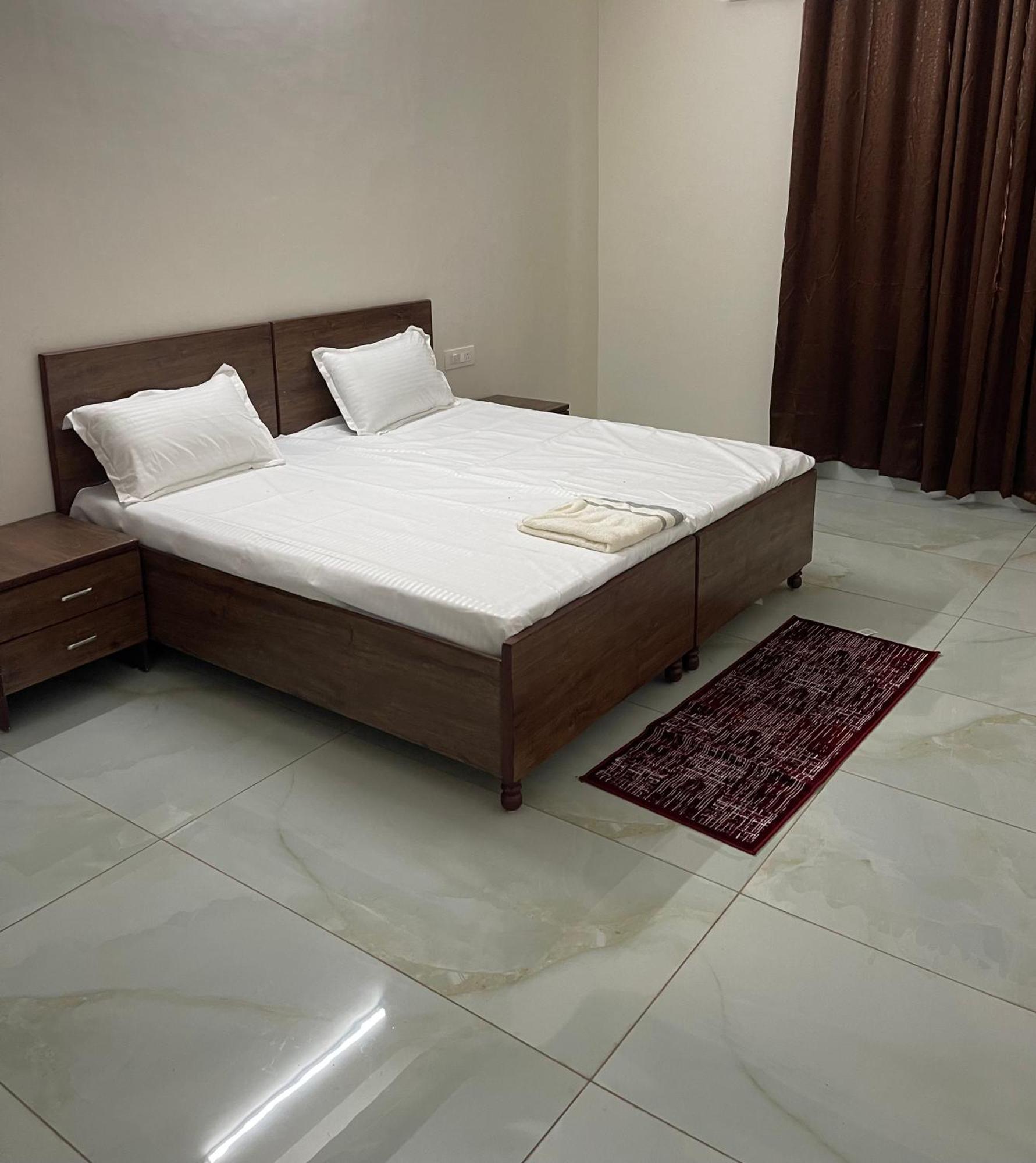Shrinath Residency Hotel เกรทเตอร์นอยดา ภายนอก รูปภาพ