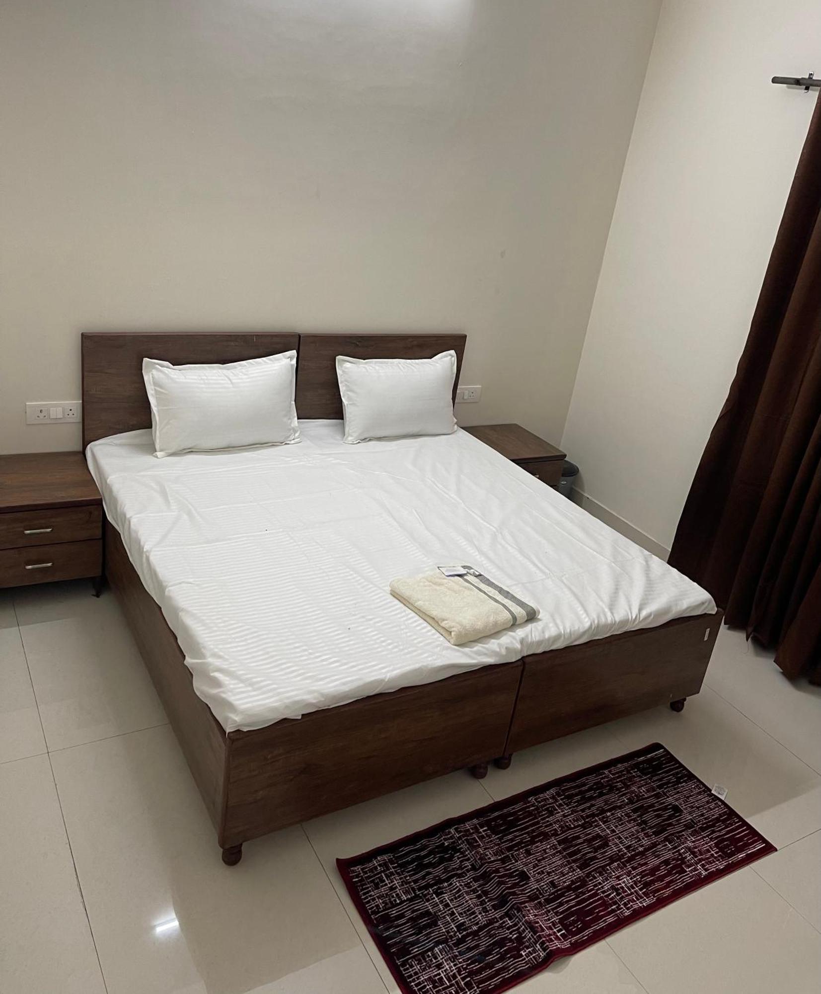 Shrinath Residency Hotel เกรทเตอร์นอยดา ภายนอก รูปภาพ